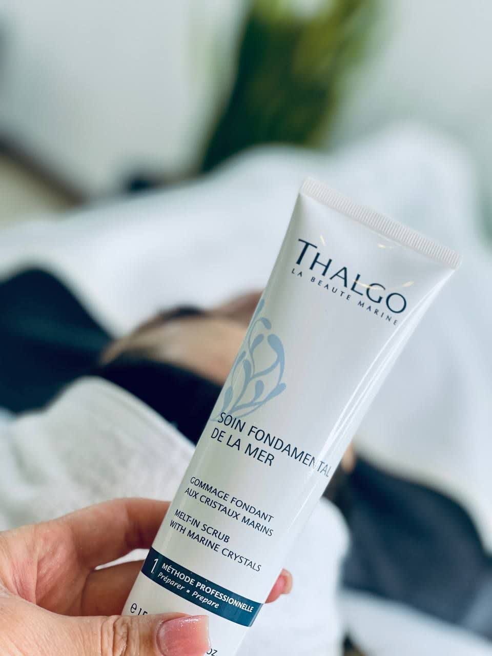  فشیال پوست (Facial Skin) مجموعه‌ای از درمان‌های مراقبت از صورت است که متناسب با نوع پوست هر کسی انجام می‌شود. با وجود این‌که انواع مختلفی از پاکسازی پوست در خانه وجود دارد اما فیشیال پوست اغلب در سالن‌های زیبایی و مراکز تخصصی پوست انجام خواهد شد.افراد زیادی از روش‌های مختلف پاکسازی و جوانسازی پوست در خانه استفاده می‌کنند. اما برخی از آن‌ها به نتیجه دلخواه خود دست پیدا نخواهند کرد. در این مواقع بهتر است به سراغ روش اساسی درمان مانند فشیال پوست بروید که این روزها بیش از پیش مورد استقبال خانم‌ها قرار گرفته است. درواقع فیشیال پوست روشی عالی برای سلامت، آرامش و درخشندگی صورت شماست. 